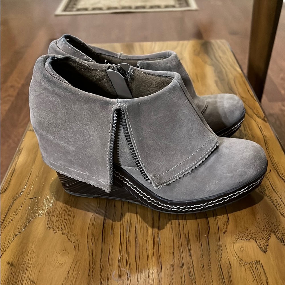 Dr Scholl’s women’s booties, size 7